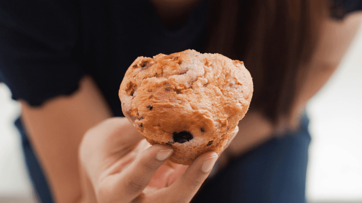 Person holding a muffin