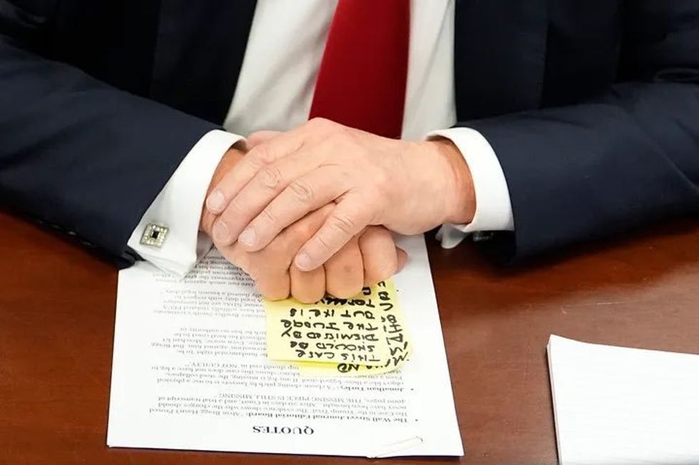 Photograph of Donald Trump's post-it note