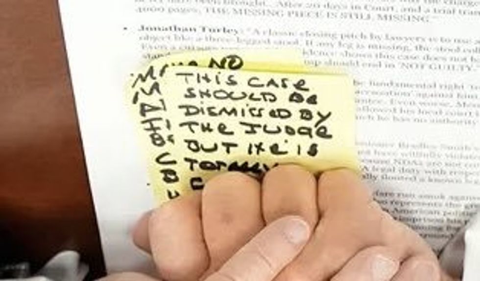 Photograph of Donald Trump's post-it note