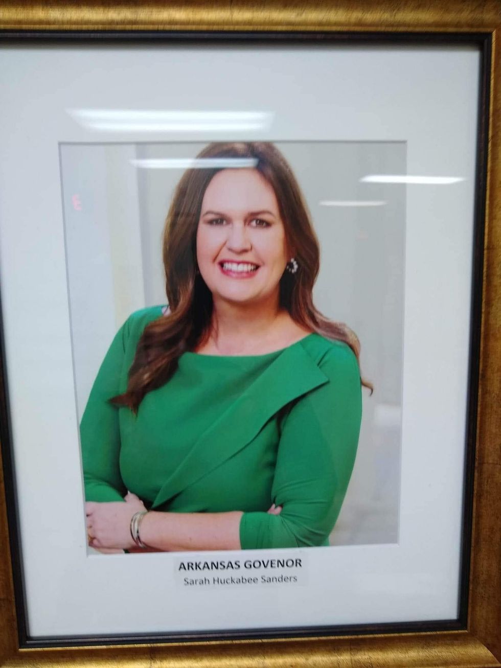 Photograph of Sarah Huckabee Sanders' official portrait, which identifies her as the "Arkansas Govenor."