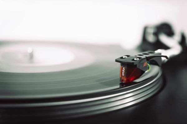 Record player needle