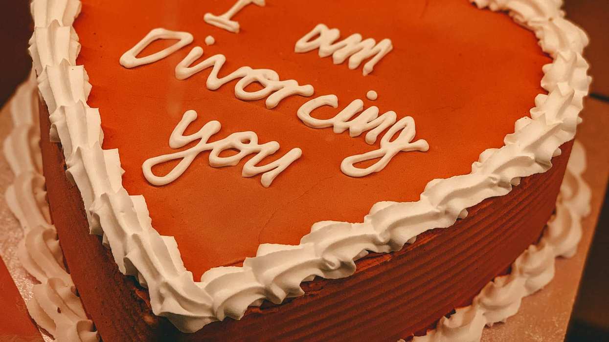 Red and white cake that says, 'I am divorcing you' in frosting