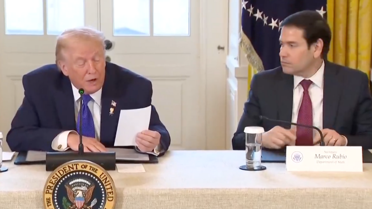 Screenshot of Donald Trump reading note next to Marco Rubio