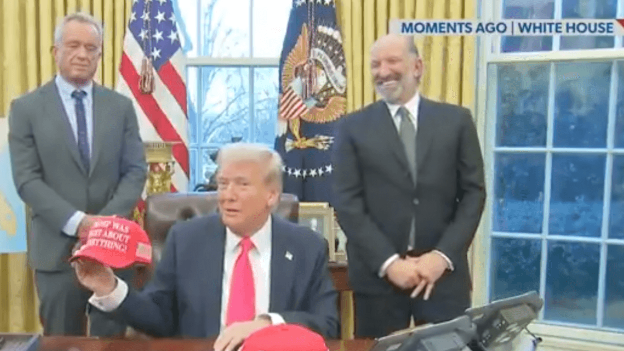 Trump Rfk Ofce Trump Hawks New Hats At Oval Office Briefing: VIDEO - Comic Sands