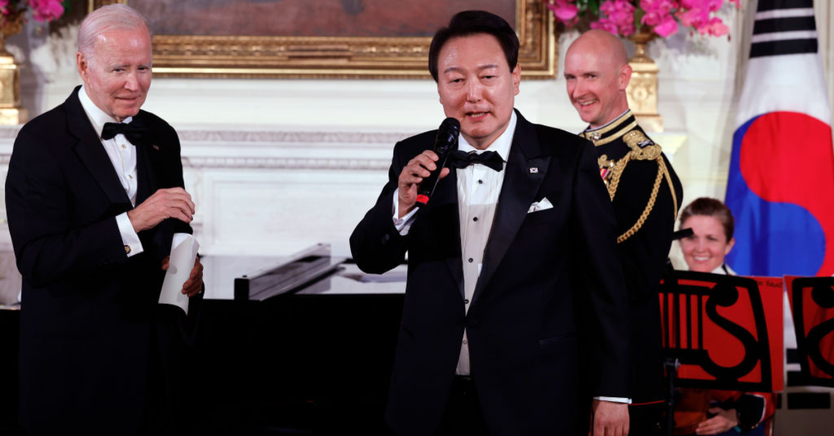South Korean President Yoon Suk-yeol sings "American Pie" during a state dinner at the White House