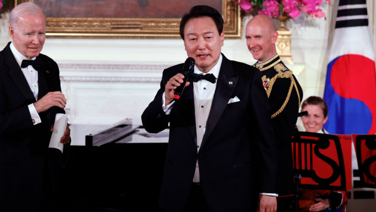 South Korean President Yoon Suk-yeol sings "American Pie" during a state dinner at the White House