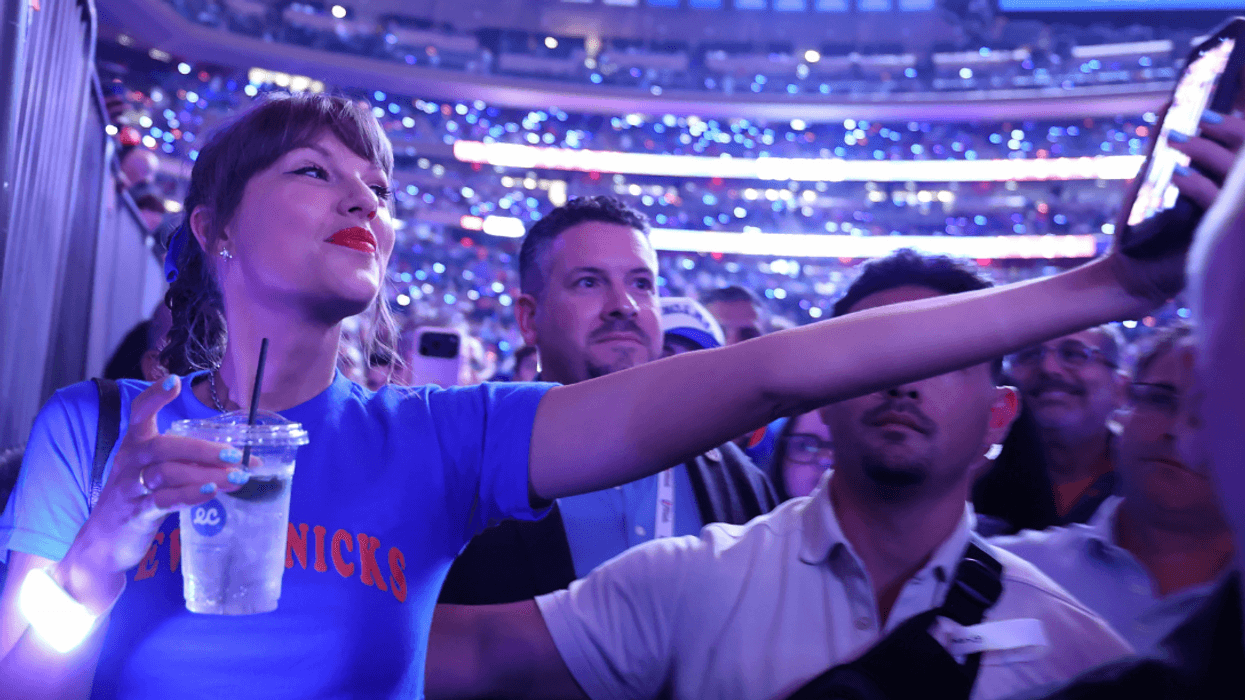 Taylor Swift takes selfie with fan at Knicks game