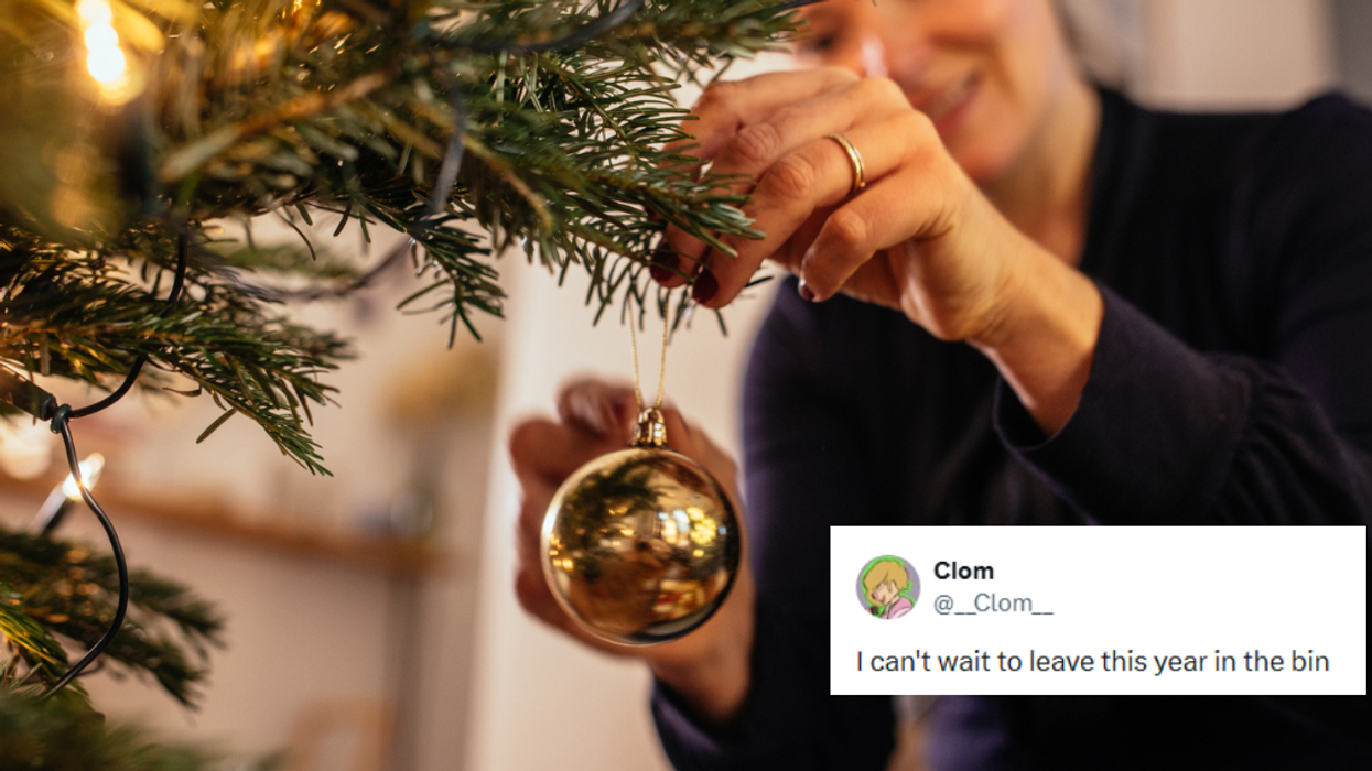 Woman hanging Christmas ornaments; Tweet from @_Clom_