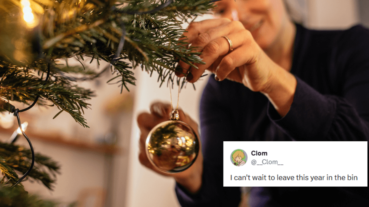 Woman hanging Christmas ornaments; Tweet from @_Clom_
